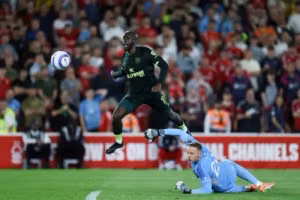 Thất bại trước Brentford đe dọa giấc mơ tham dự C1 của Nottingham Forest
