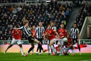 Newcastle 2-1 Man Utd: Đoàn quân của Carrick bế tắc dù hơn người