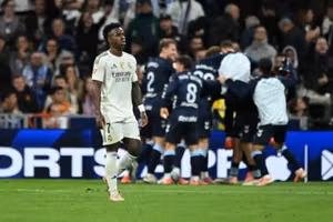 Celta Vigo giáng thất bại tại Bernabeu, Real Madrid thua còn 9 người và bị bỏ xa 4 điểm sau Barca