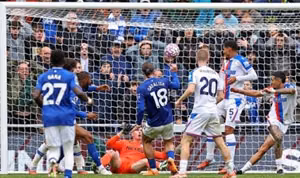 Everton ngược dòng thắng Palace 2-1