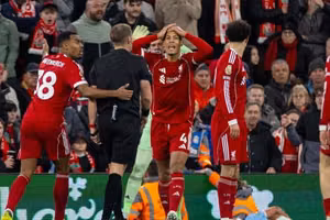 Liverpool thua Man City: Cái giá của sự ngây thơ