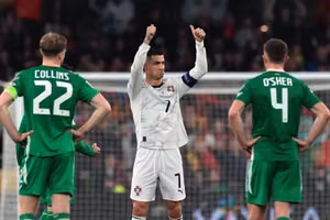 Cristiano Ronaldo bị CĐV Ireland chế nhạo sau cơn giận dữ thẻ đỏ 'bùng nổ' trong trận thua tại Dublin