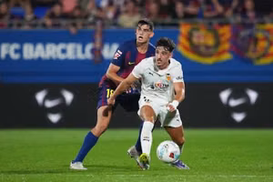 Flick có thể chuyển hướng đến lựa chọn bất ngờ cho vị trí trung vệ khi Barcelona đối mặt với khủng hoảng hàng thủ