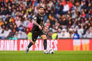 Real Madrid đang trong cuộc đua sở hữu tiền vệ dày dạn kinh nghiệm: Alonso có nên quyết tâm chiêu mộ?