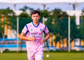 Tân binh Brandon Ly chính thức chào sân V.League, được HLV ngoại động viên