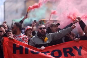 Thời khắc sinh tồn của Premier League và cuộc đấu tranh đòi quyền lực từ CĐV