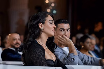 Ronaldo tình tứ ngắm bạn gái gợi cảm