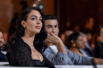 Ronaldo tình tứ ngắm bạn gái gợi cảm