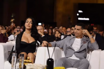 Ronaldo tình tứ ngắm bạn gái gợi cảm