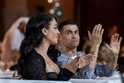 Ronaldo tình tứ ngắm bạn gái gợi cảm