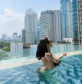 Tình cũ hot boy ĐT Việt Nam khoe vòng 1 căng tràn dưới bể bơi