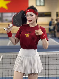 Loan Barbie diện trang phục ấn tượng trên sân pickleball