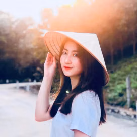Nhan Sắc “Kẻ Bị Ghét” Của Cô Công Nhân Làng Trong Phố: Xinh Đẹp Nhưng Lại Gây Mối Thù Đẫm Máu