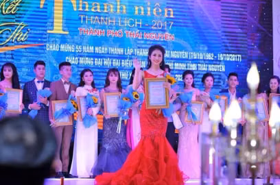 Nhan Sắc “Kẻ Bị Ghét” Của Cô Công Nhân Làng Trong Phố: Xinh Đẹp Nhưng Lại Gây Mối Thù Đẫm Máu