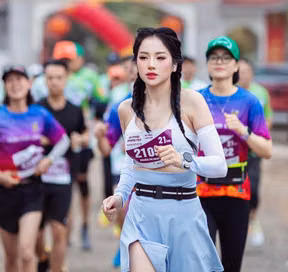 Chỉ với một khoảnh khắc, Loan Barbie khiến netizen gọi tên “Aurora đời thực”