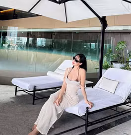 Tình cũ hot boy ĐT Việt Nam khoe vòng 1 căng tràn dưới bể bơi