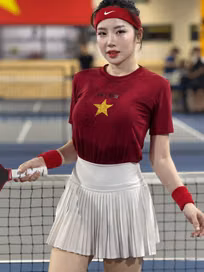 Loan Barbie diện trang phục ấn tượng trên sân pickleball