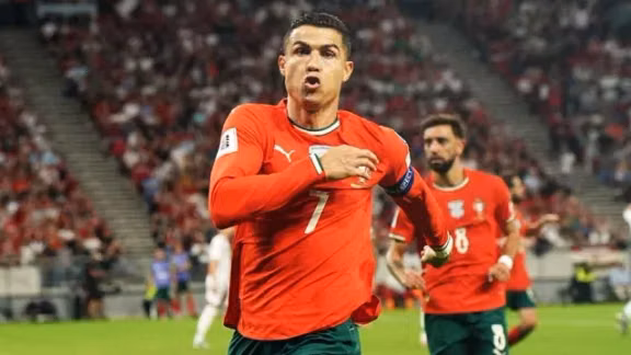 Cristiano Ronaldo nhận giải "Cầu thủ vĩ đại nhất mọi thời đại"