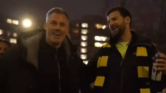 Khoảnh khắc khó tin: Carragher hòa mình vào dòng người Dortmund đến Etihad