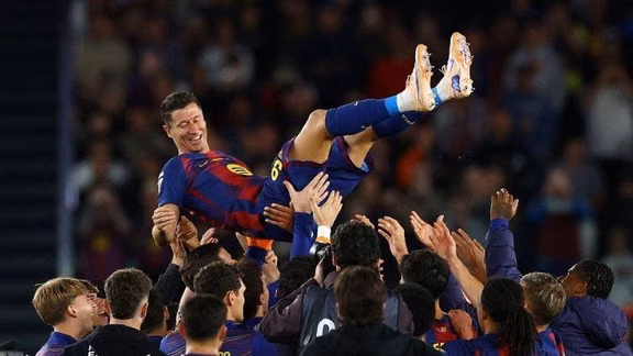 Lewandowski ghi bàn chia tay, Barca vẫn thua ngược Valencia 1-3
