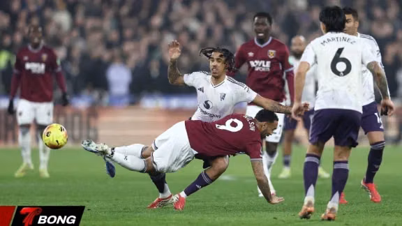 CĐV Man Utd 'Chết Lặng' Sau 500 Ngày Chờ Cắt Tóc