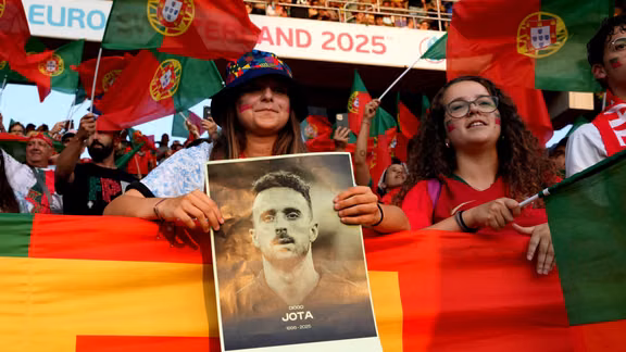 "Một ngày đau buồn" – ĐT Bồ Đào Nha nghẹn ngào tưởng niệm Diogo Jota tại Euro 2025