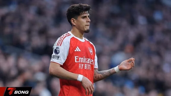 Arsenal lo sốt vó khi Hincapie là người thứ 9 rút khỏi đội tuyển