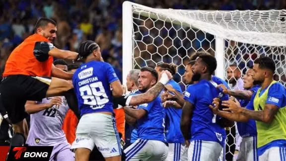 Cựu sao Ngoại hạng Anh dính líu vụ hỗn chiến 23 thẻ đỏ tại Campeonato Mineiro