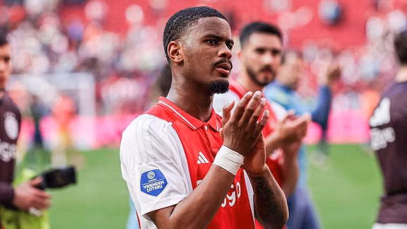 Chelsea đạt thỏa thuận chiêu mộ hậu vệ Hato từ Ajax