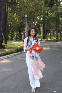 Trần Hồng Nhung: Vẻ đẹp hòa quyện giữa sự kiên cường và quyến rũ