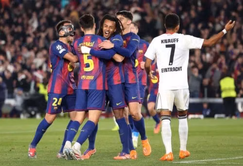 Kounde, Pedri và Garcia tỏa sáng trong chiến thắng ngược dòng của Barcelona trước Frankfurt