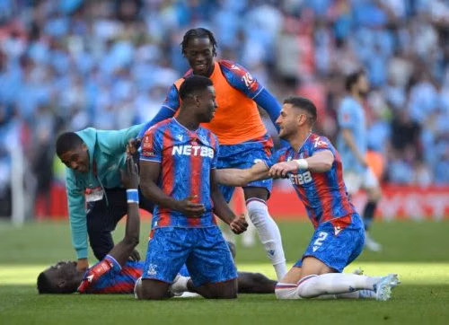 Crystal Palace từ chối hai đề nghị của Liverpool cho Guehi bất chấp bế tắc hợp đồng