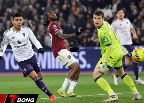 Carrick giúp MU giữ vững vị trí top 4 Premier League