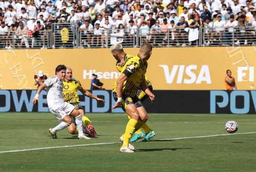 Hậu vệ Real Madrid từ chối AC Milan, quyết tâm giành vị trí