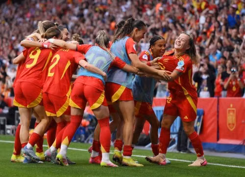Cú đúp của Clàudia Pina khiến Anh lỡ hẹn chung kết Nations League