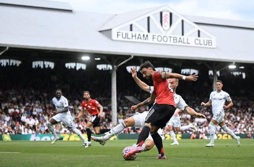 Bruno Fernandes mắc sai lầm kinh hoàng, cản bước bàn thắng đầu tiên của Man Utd mùa giải 2025/26