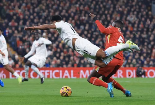Tin nóng: Real Madrid có thể đẩy nhanh thương vụ trung vệ Liverpool trong hè này