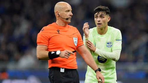 Trọng tài Szymon Marciniak phủ nhận phát ngôn từ phía Barcelona sau tranh cãi ở Champions League
