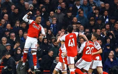 Arsenal hạ Everton 2-0: San bằng điểm số với Man City