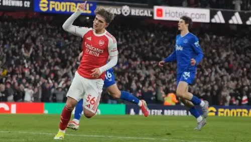 Arsenal 2-0 Everton: Thần đồng 16 tuổi giải cứu ‘Pháo thủ’