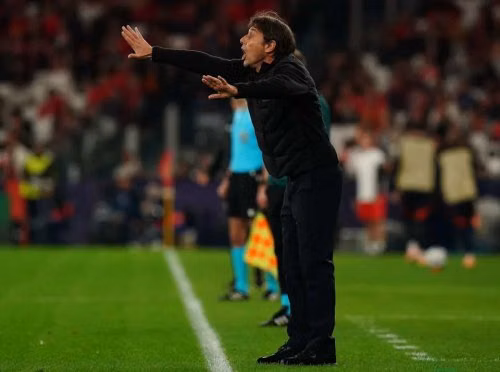 Antonio Conte than trách lịch thi đấu dày đặc của Napoli sau thất bại trước Benfica tại Champions League