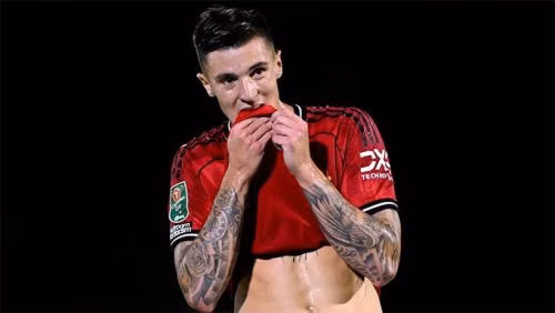 Fan MU chê Sesko còn tệ hơn Antony