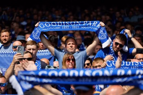 CĐV Everton hòa mình vào không khí chia tay hoành tráng tại Goodison Park