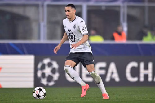 Liverpool nhắm mục tiêu Vanderson thay thế Trent
