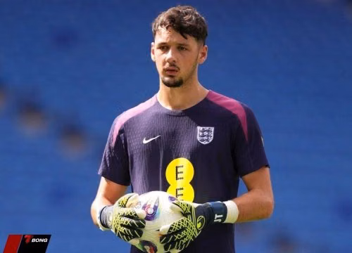Newcastle kiên trì săn James Trafford khi Chích chòe cần một thủ môn thế hệ mới