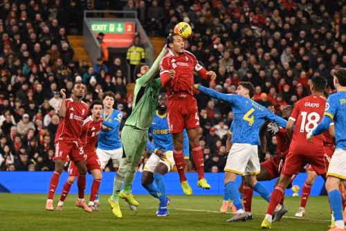 Vì sao Liverpool phòng ngự tình huống cố định tệ đến vậy?