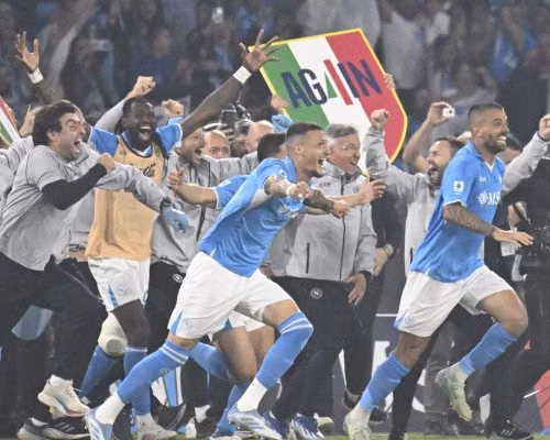 Napoli đoạt Scudetto Serie A nhờ siêu phẩm của Scott McTominay đánh bại Cagliari