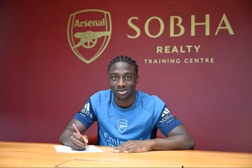 Tiền vệ cánh Arsenal gia hạn hợp đồng giữa lúc lóe lên khả năng cho mượn