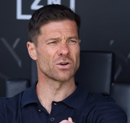 Xabi Alonso chốt 3 trung vệ Real Madrid để tăng cường phòng ngự 