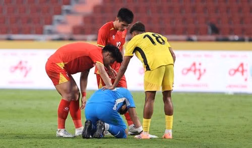 U22 Việt Nam khiến Malaysia phải nể phục với hành động bất ngờ sau chiến thắng